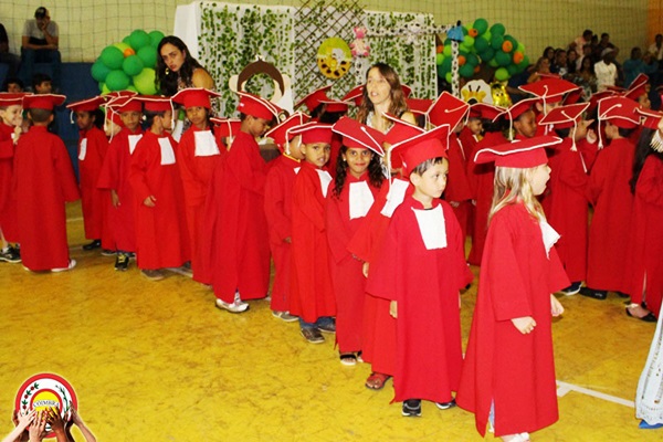 Escola Municipal Padre Jaime Antunes de Souza realiza formatura dos alunos da Pré-Escola