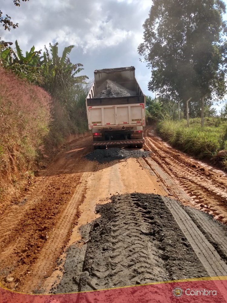 Prefeitura intensifica trabalho de reconstrução dos pontos atingidos pelas chuvas na zona rural